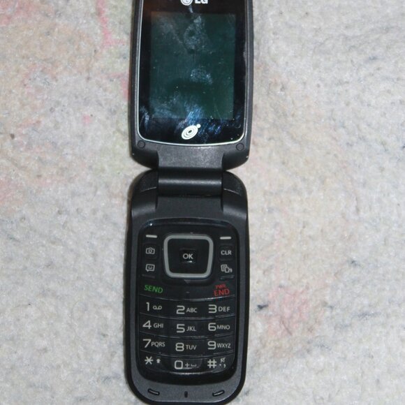 LG 440G TracFone Flip Phone Black - Picture 4 of 6